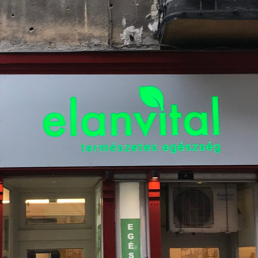Kivágott felirattal vagy formával